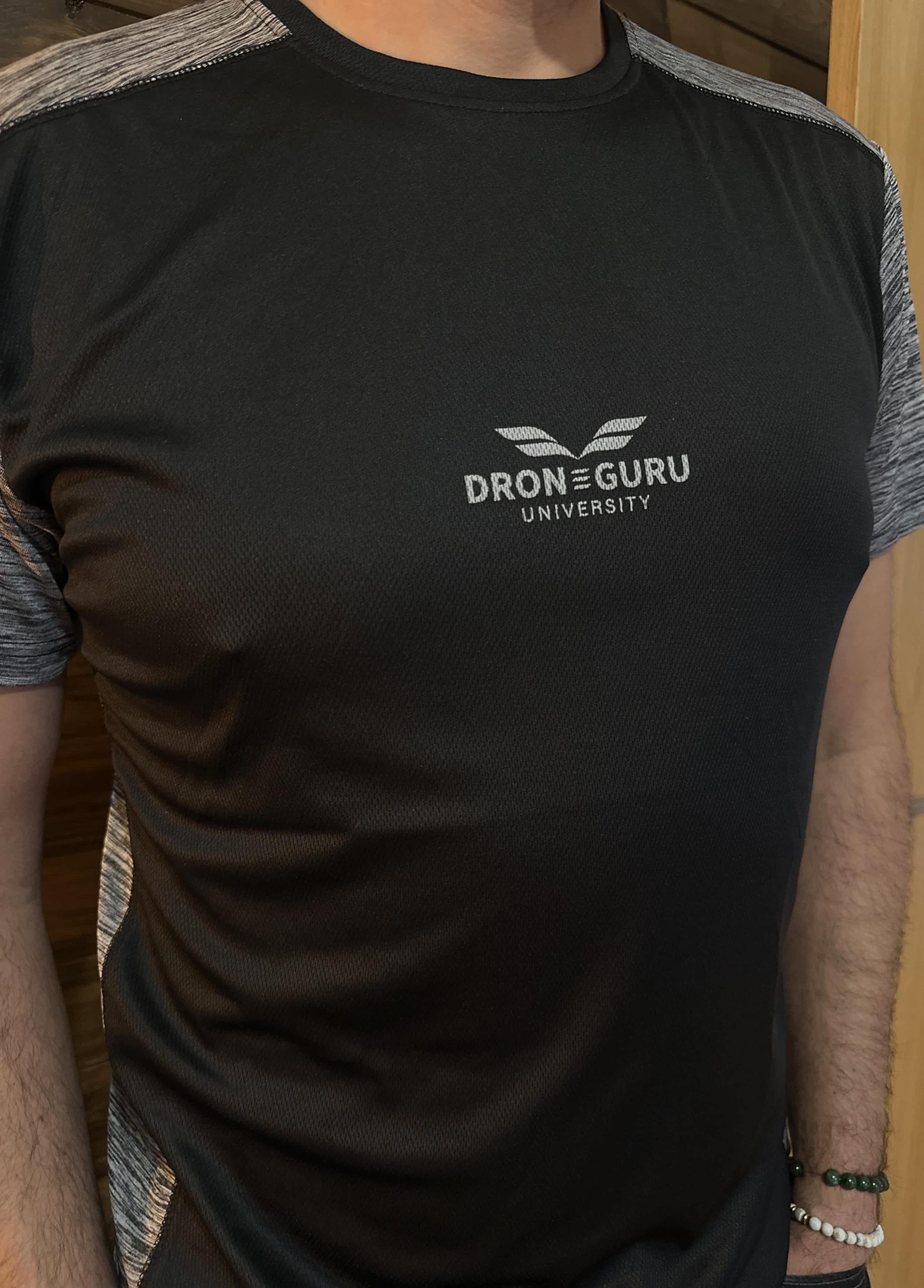 Camiseta deportiva "Drone Gurú University" - Imagen 2