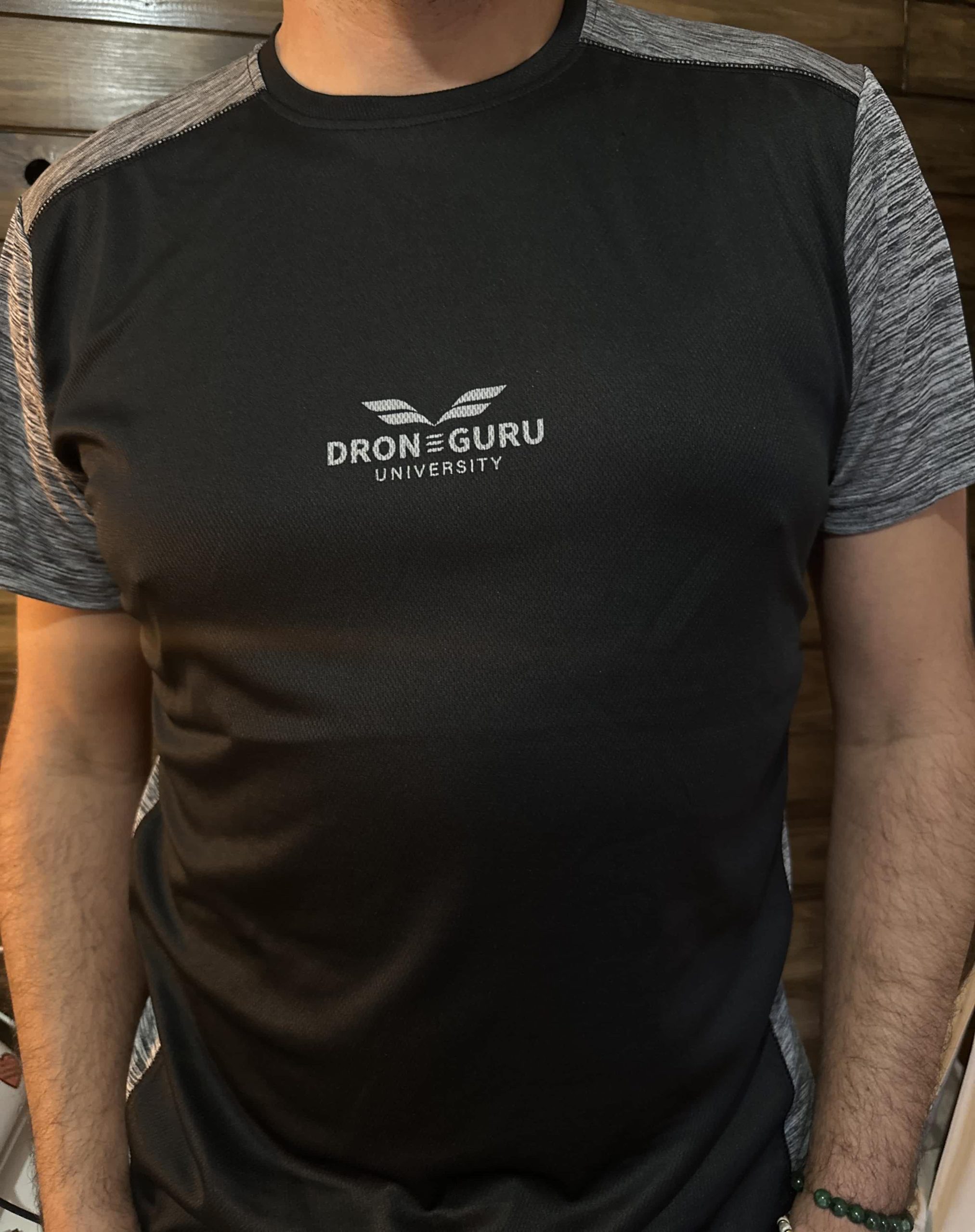 Camiseta deportiva "Drone Gurú University"