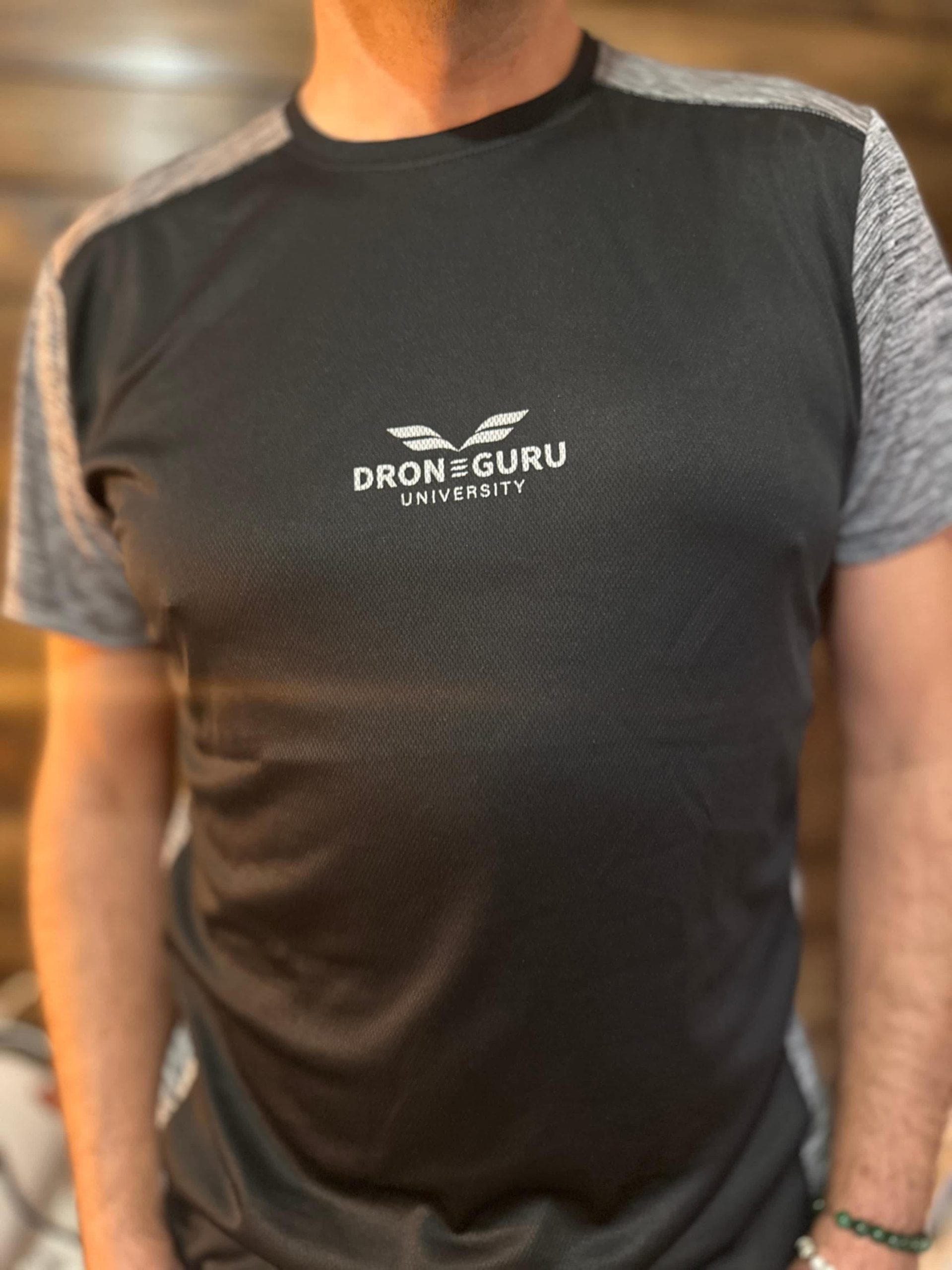 Camiseta deportiva "Drone Gurú University" - Imagen 4