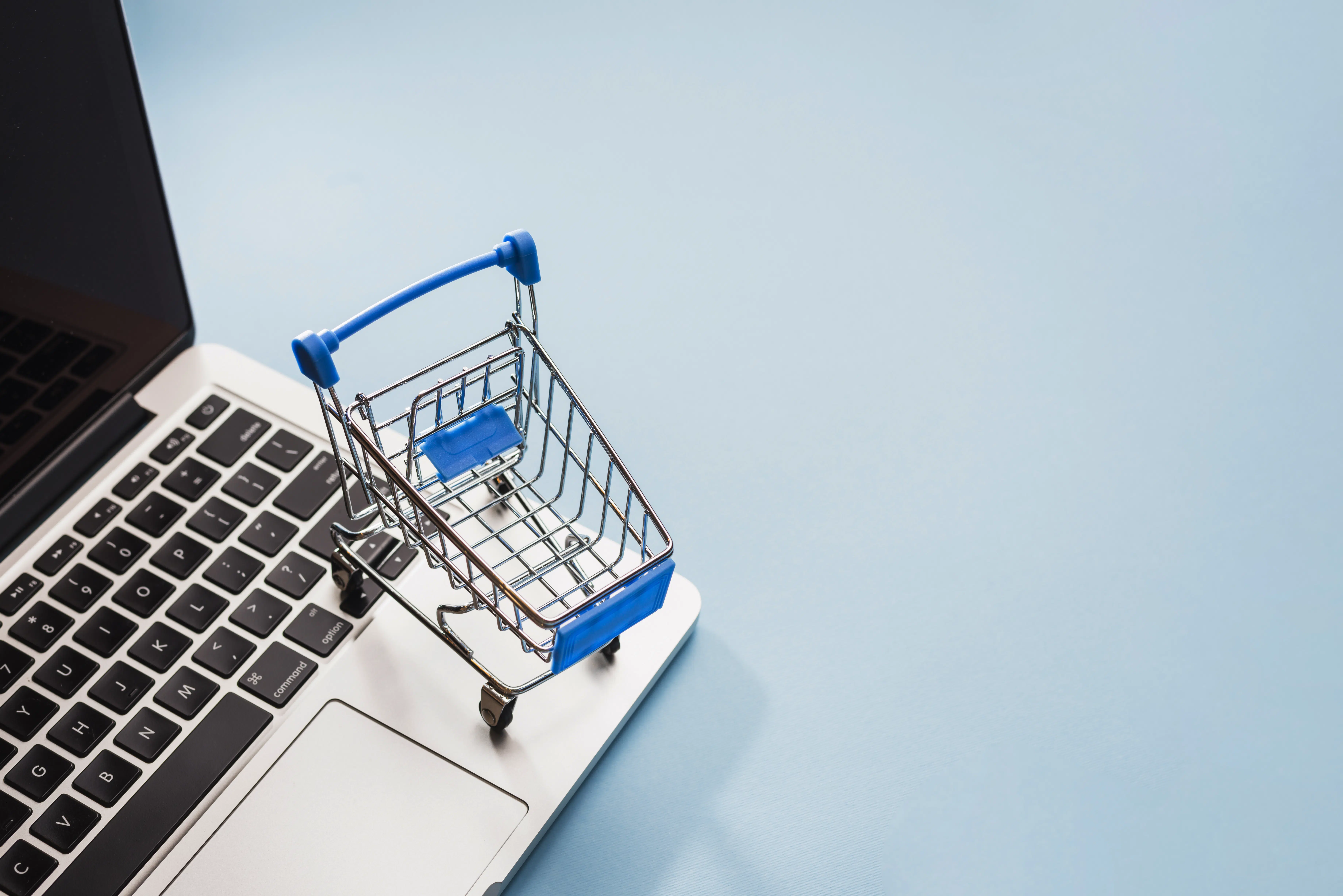 supermarket-cart-on-laptop