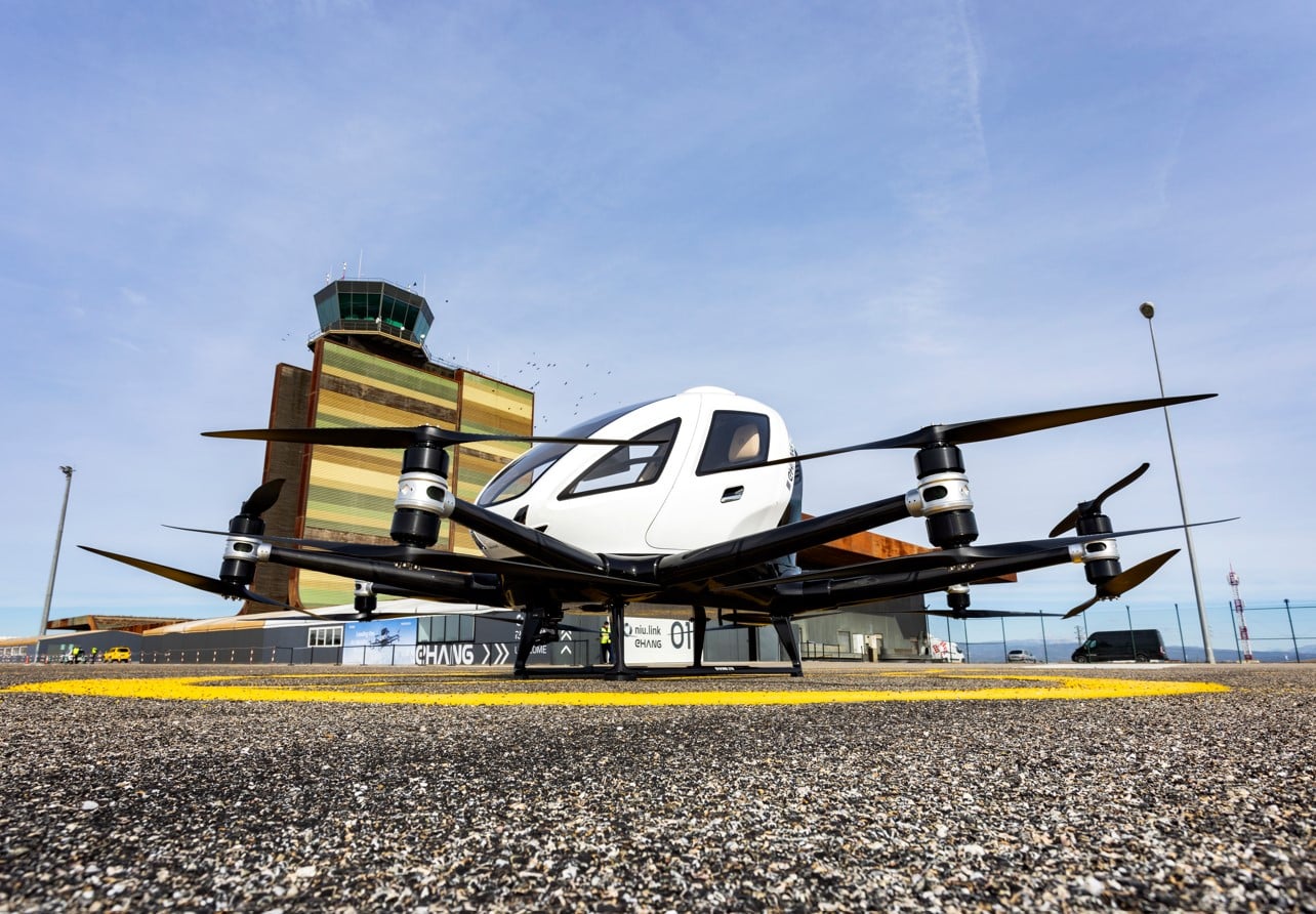 Aeronave ehang con torre de control en el fondo