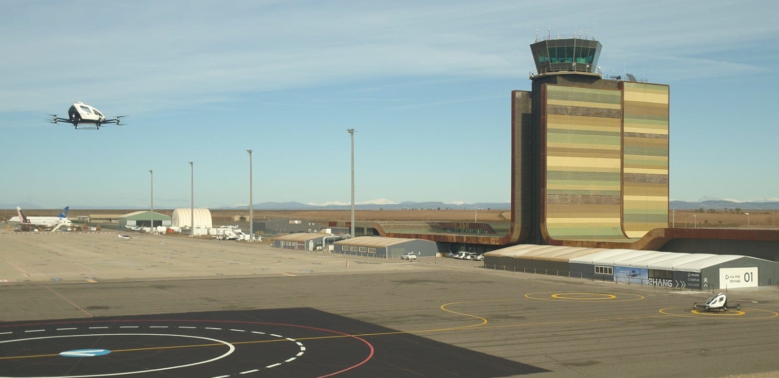 Aeronave eHang con torre de control en aeropuerto Aeronave eHang con torre de control en aeropuerto